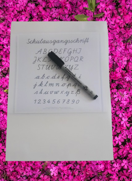 Schreiblernfolie_mit_Alphabet_und_stift_jpg.png  