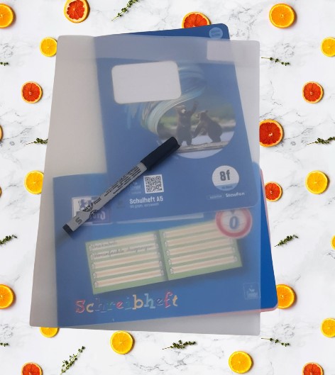 schreiblernfolie_mit_stift_und_heft.jpg  